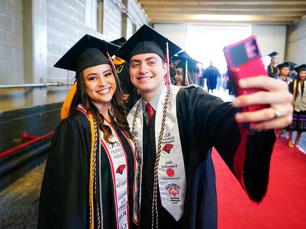 两个学生在毕业典礼上拍照